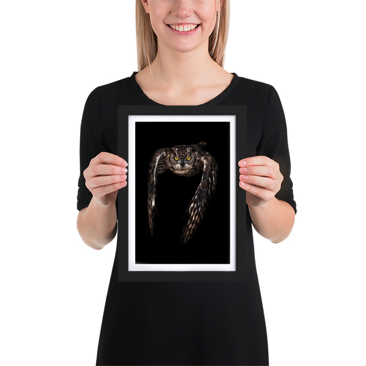 Ritratto fine art di gufo reale (Bubo bubo) su sfondo nero